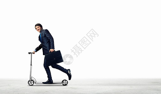 商务人士骑摩车微笑平衡男性衣领快乐享受运输工人头发男人图片