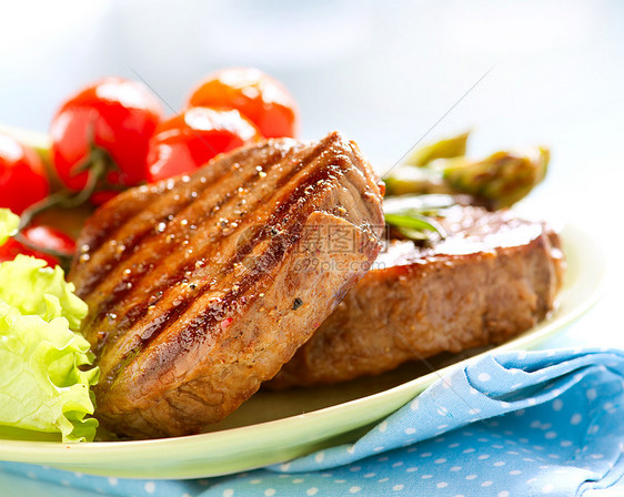白对白的灰牛肉牛排肉美食食物炙烤菜单烹饪午餐餐厅烧烤鱼片筹码图片