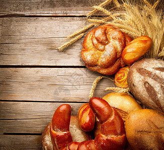 面包面包和草纸在木树背景上羊角小麦美食包子面粉边界桌子酵母艺术金子图片
