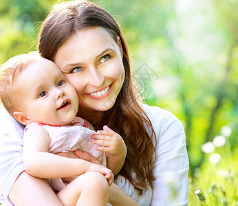 美丽的母亲和婴儿户外乐趣家庭母性孩子父母女士童年喜悦女性微笑图片