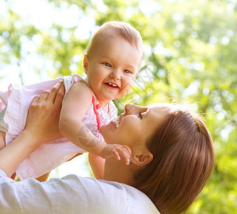 美丽的母亲和婴儿户外母性喜悦微笑童年孩子妈妈家庭女士公园女儿图片