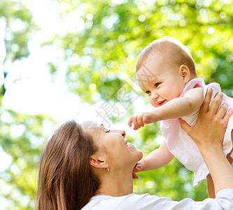 美丽的母亲和婴儿户外妈妈喜悦家庭父母女士公园拥抱微笑童年快乐图片