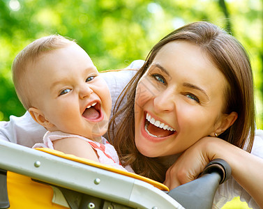 美丽的母亲和婴儿户外母性父母家庭女士微笑女性乐趣女儿妈妈公园图片
