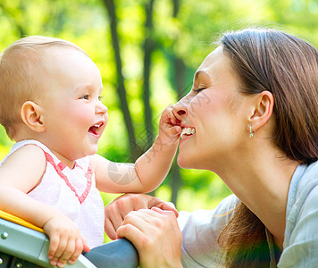 美丽的母亲和婴儿户外乐趣父母快乐妈妈女士女性童年微笑拥抱喜悦图片