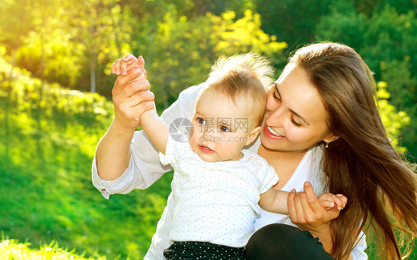 美丽的母亲和婴儿户外童年微笑女性公园乐趣女士妈妈孩子快乐家庭图片