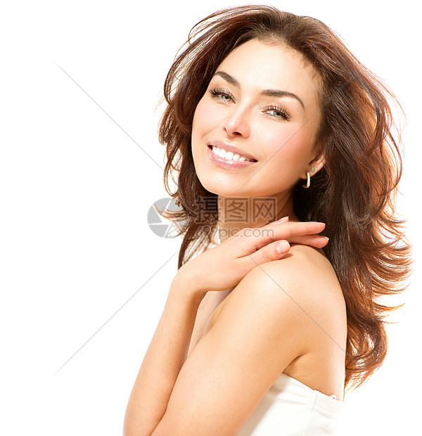 美丽的年轻女性画像在白色上被孤立温泉头发黑发护理呵护女孩保健卫生皱纹保湿图片