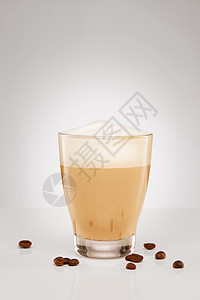 咖啡豆小杯卡布奇诺图片