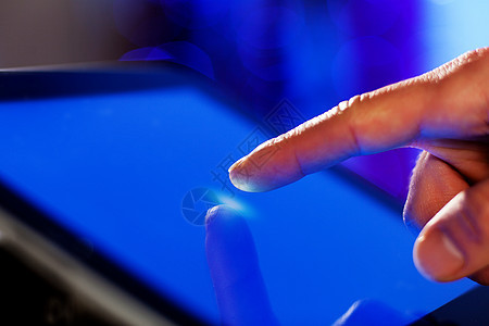 手指触摸屏幕界面互联网男人手势监视器药片按钮平板商业笔记本背景图片