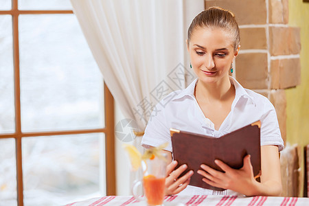 餐厅的漂亮女人命令女孩咖啡店桌子服务衣服午餐食物庆典头发图片