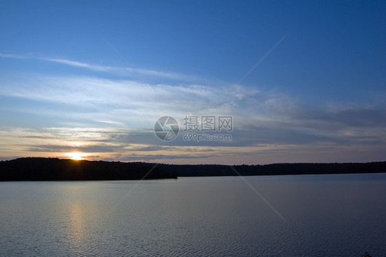 日落红色灰色反射蓝色太阳支撑池塘天空黄色图片