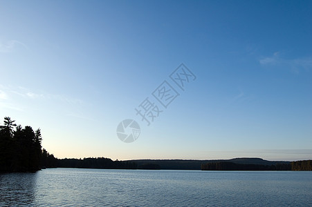 白湖反射天空绿色池塘支撑植物日落灰色图片