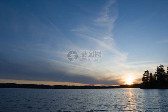 日落反射蓝色红色池塘天空灰色黄色太阳支撑图片