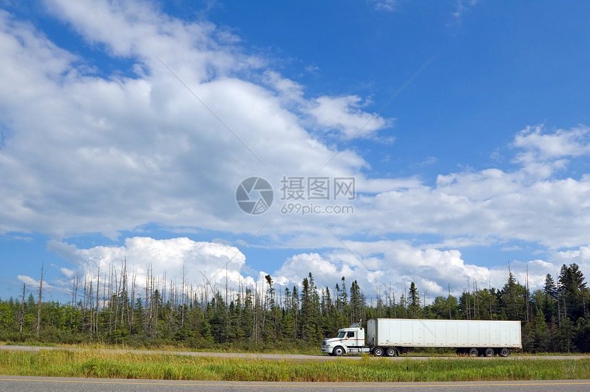 货运卡车木头运动巡航森林天气航程树木大篷车速度衬套图片