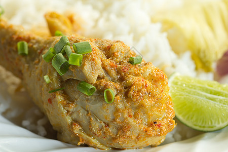 Khao Soi北泰国面条咖喱汤白色大豆美食油炸盘子黄色筷子食物辣椒烹饪图片