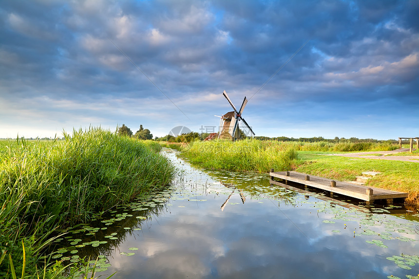 荷兰风车和蓝晨空蓝色风景晴天阳光农村季节文化码头运河图片