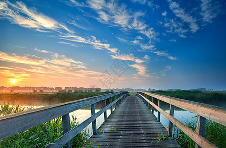 河上迷人的木桥图片