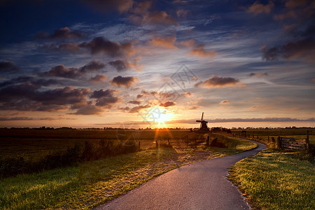 荷兰风车的温暖太阳光束图片
