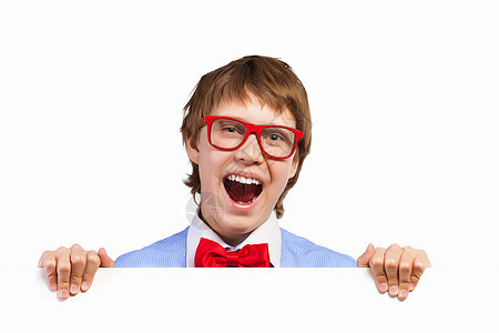 红色戴红眼镜的男孩持有白方木板童年手指广告牌工作室教育标语框架男生海报图片