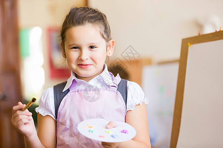 可爱女孩绘画爱好画笔黄色画家创造力孩子成人活动闲暇职业图片
