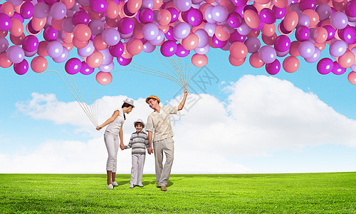 快乐的年轻家庭微笑女士母性感情父母乐趣儿子童年男生气球图片
