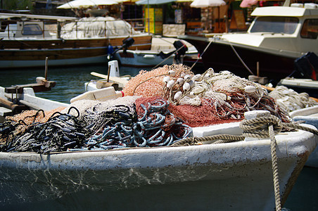 鱼网和船首的绳索图片