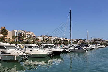 在Alcudia港停泊的船只船舶港口风景天空海滨帆船海洋蓝色水平运输图片