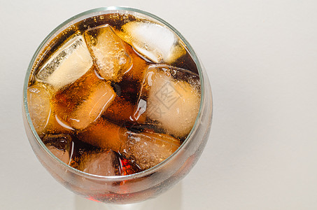 一杯可乐水平玻璃汽水冰块饮料冷藏高视角图片