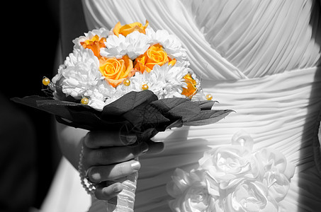 婚前花束玫瑰雏菊橙子裙子树叶花朵胸花白色庆典新娘背景图片