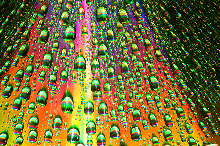 多彩水滴飞沫宏观淋浴雨水彩虹紫色雨滴气泡液体反射图片
