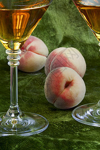白葡萄酒和成熟桃子图片
