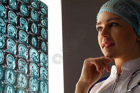 女医生检查X光专家解剖学疾病癌症放射科断层医师女性职业药品图片