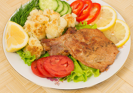 烤猪排配菜花和蔬菜配菜菜花胡椒美食食物叶子猪肉午餐青菜盘子油炸图片