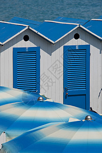 卡瓦纳斯和海滩保护伞更衣室双色季节性阳伞旅游小屋蓝色海岸白色图片