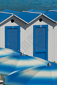 卡瓦纳斯和海滩保护伞白色季节性旅游小屋更衣室双色蓝色阳伞海岸背景图片