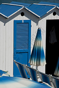 卡瓦纳斯和海滩保护伞蓝色更衣室白色旅游海岸阳伞双色小屋季节性图片