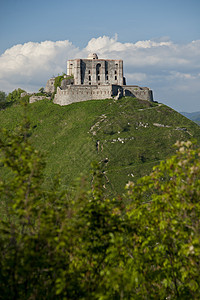 热诺瓦山上的堡垒历史性爬坡城堡建筑学遗产历史钻石建筑绿色图片