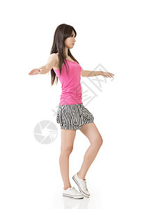 年轻的亚洲女人在假想的绳子上行走粉色短裤挑战高度身体工作室勇气控制平衡白色图片