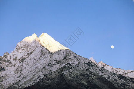 雪雪山冰川蓝色爬坡天空高山岩石环境全景远足活动图片