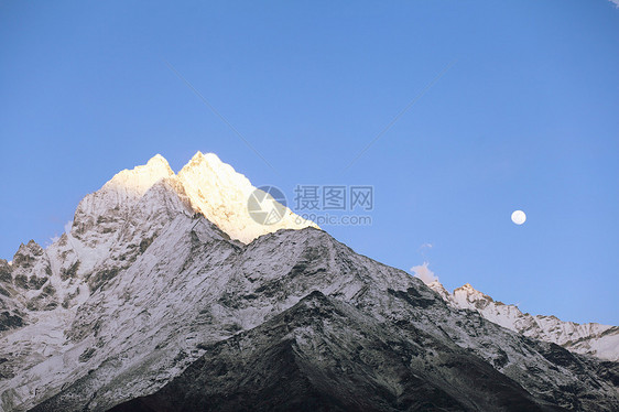 雪雪山冰川蓝色爬坡天空高山岩石环境全景远足活动图片