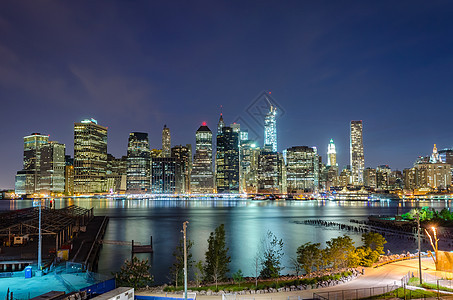 曼哈顿夜间天线旅行景观办公室商业天际反射摩天大楼港口刮刀全景图片