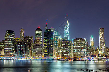 曼哈顿夜间天线办公室旅行支撑刮刀帝国全景反射蓝色建筑物商业图片