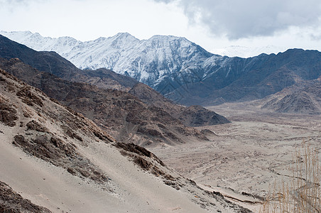 印度拉达赫山地貌和天空风景旅行高清图片