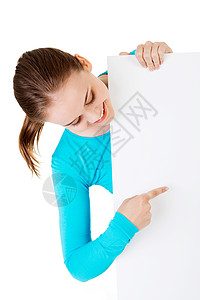 带着空白纸板的年轻快乐少女肖像广告白色成人横幅推介会招牌管理人员木板海报微笑图片