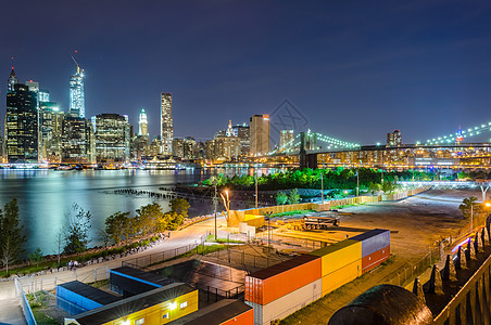 曼哈顿天际和布鲁克林夜桥刮刀全景港口蓝色公寓景观帝国办公室摩天大楼城市图片
