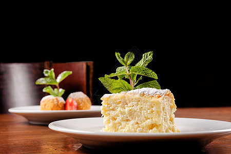 美味的饥饿式甜点特配盘子装饰桌子美食面团绿色白色餐厅木头健康图片