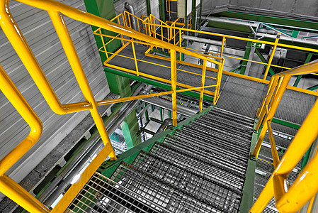 具有大楼梯的工业内地金属脚步作坊建造灰色框架地面黄色工厂植物图片