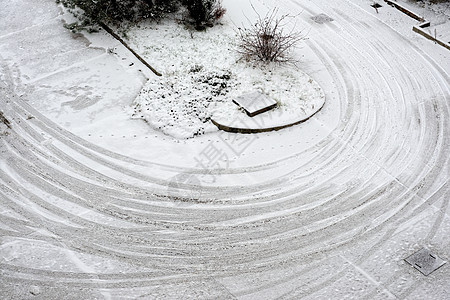 公路上的轮胎轨道国家运输曲线小路场景暴风雪街道季节天气危险图片