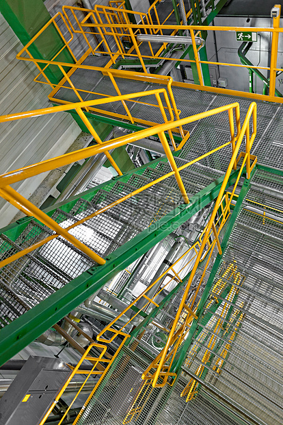具有大楼梯的工业内地框架工厂植物建造地面金属脚步仓库黄色灰色图片