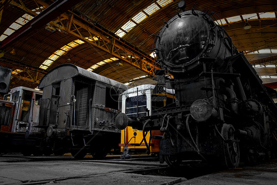 车库的旧工业机车机器运输力量黑色蒸汽历史旅行乡愁引擎历史性图片