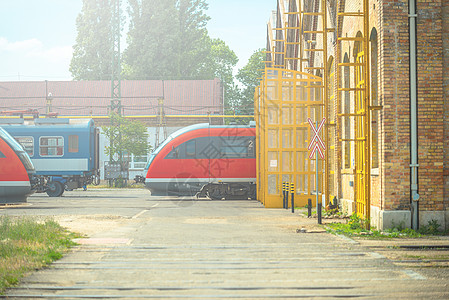 车库中快速和现代化的火车停车场铁路车站平台工业乘客路线旅行机车铁轨城际图片